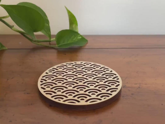 Patterned circular base for green maneki-neko ornament, dark rim