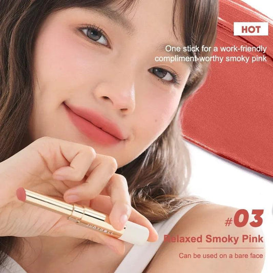 JUDYDOLL velvet lipstick swatch on lips with rose-pink lipstick stick
