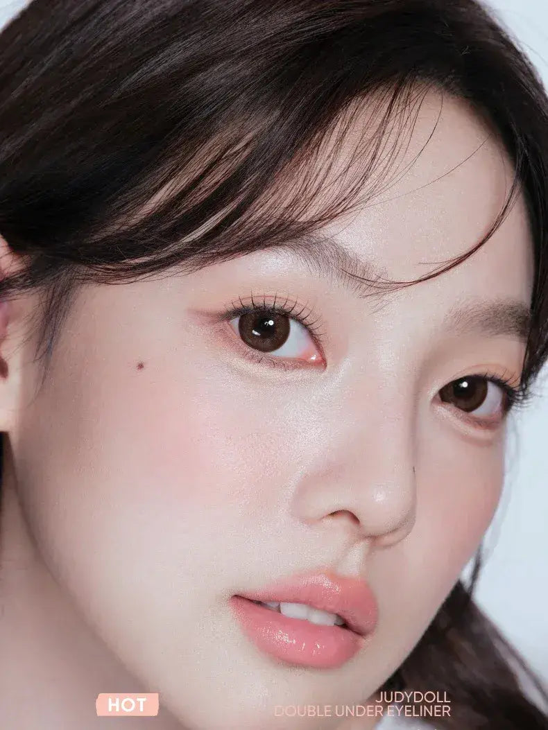 Dual-end under-eye pen makeup look: red under-eye liner with bright inner corner