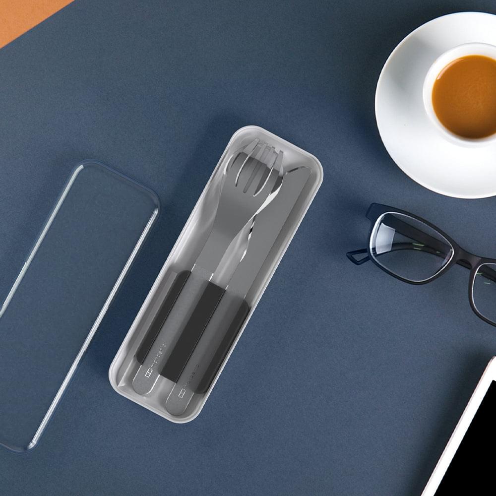 Three-piece stainless cutlery set with black handles in clear slim organizer