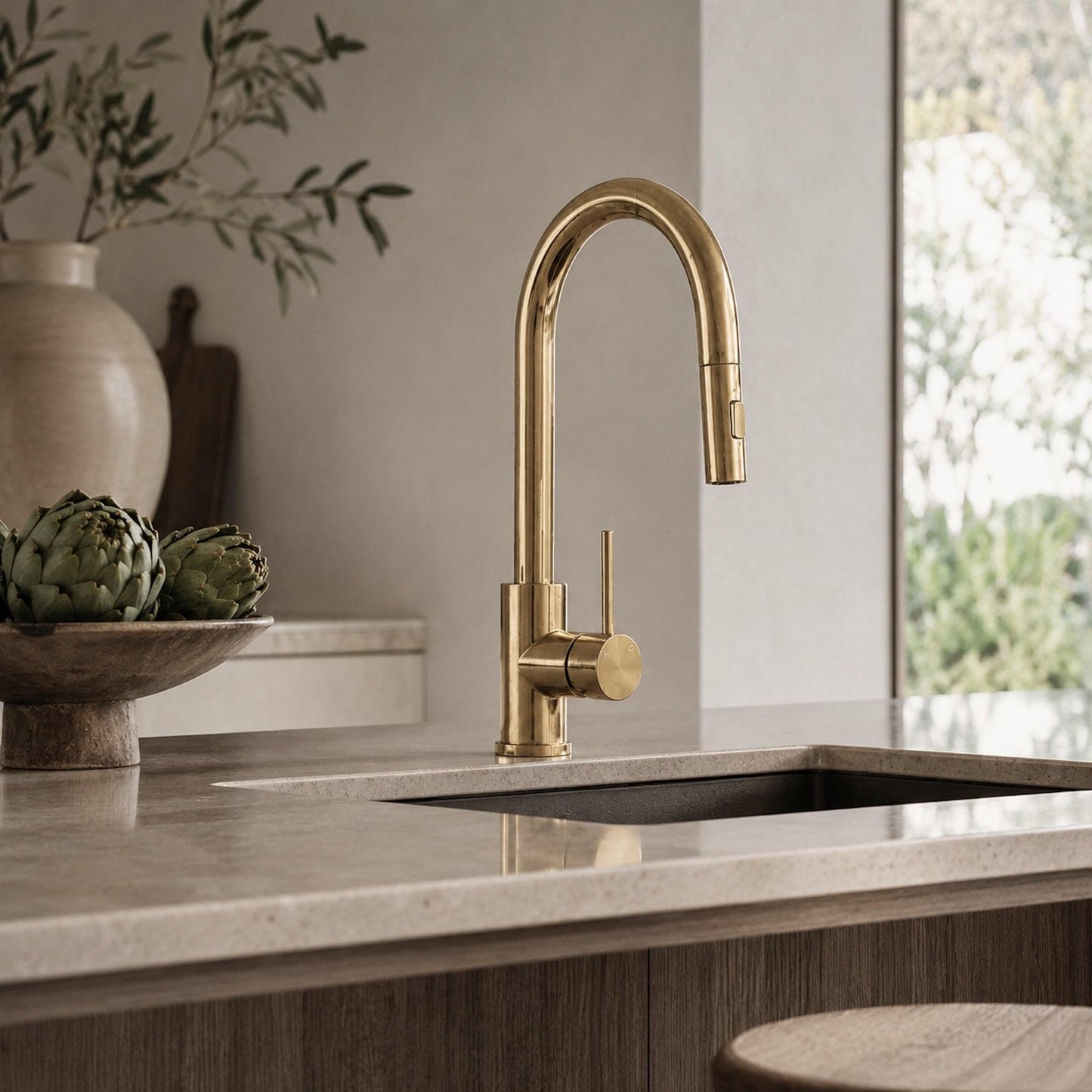 Polished gold kitchen mixer faucet with lever handle and pull-out sprayer