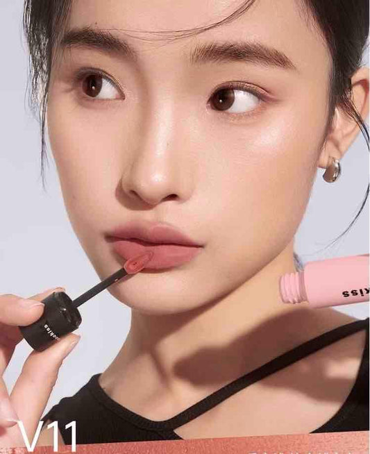 Lip mud shade V11 on lips with wand applicator