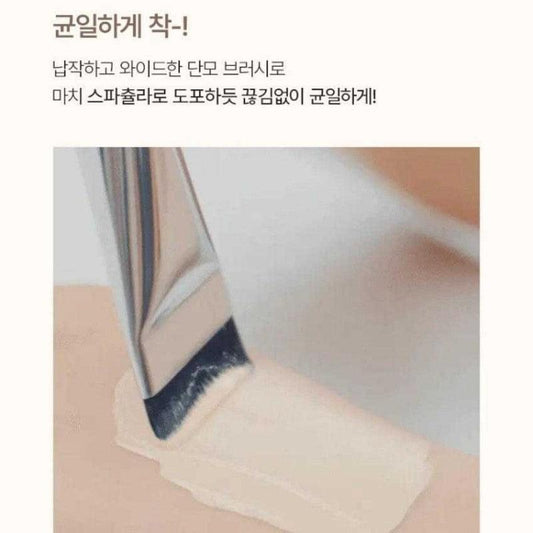 Wakemake foundation brush spreading liquid base on skin
