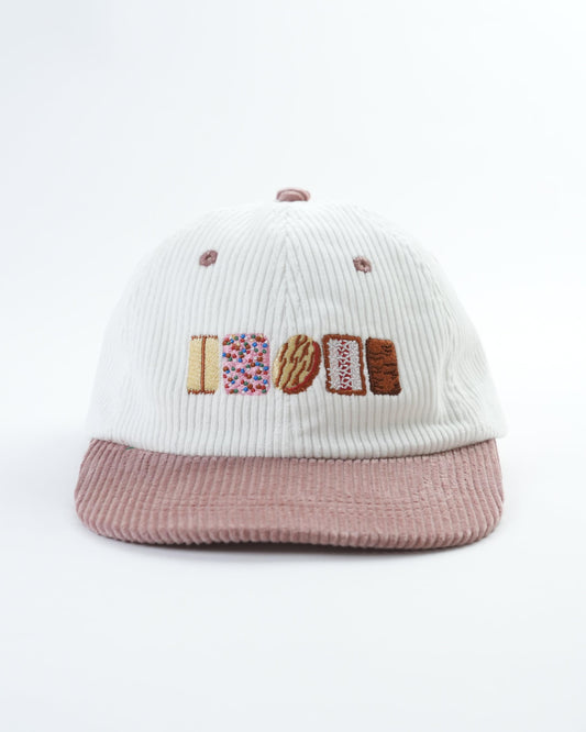 Knit cap with ribbed crown, colorful 'AUSSIE' logo patch, mauve brim