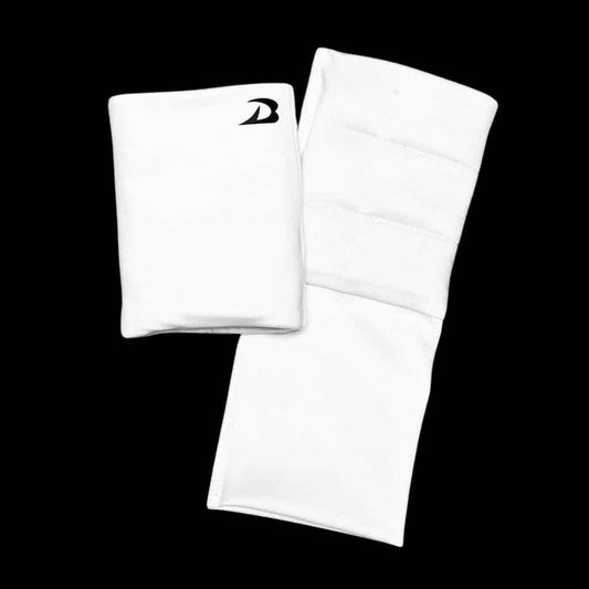 White dry bands set with logo patch and quilted padding