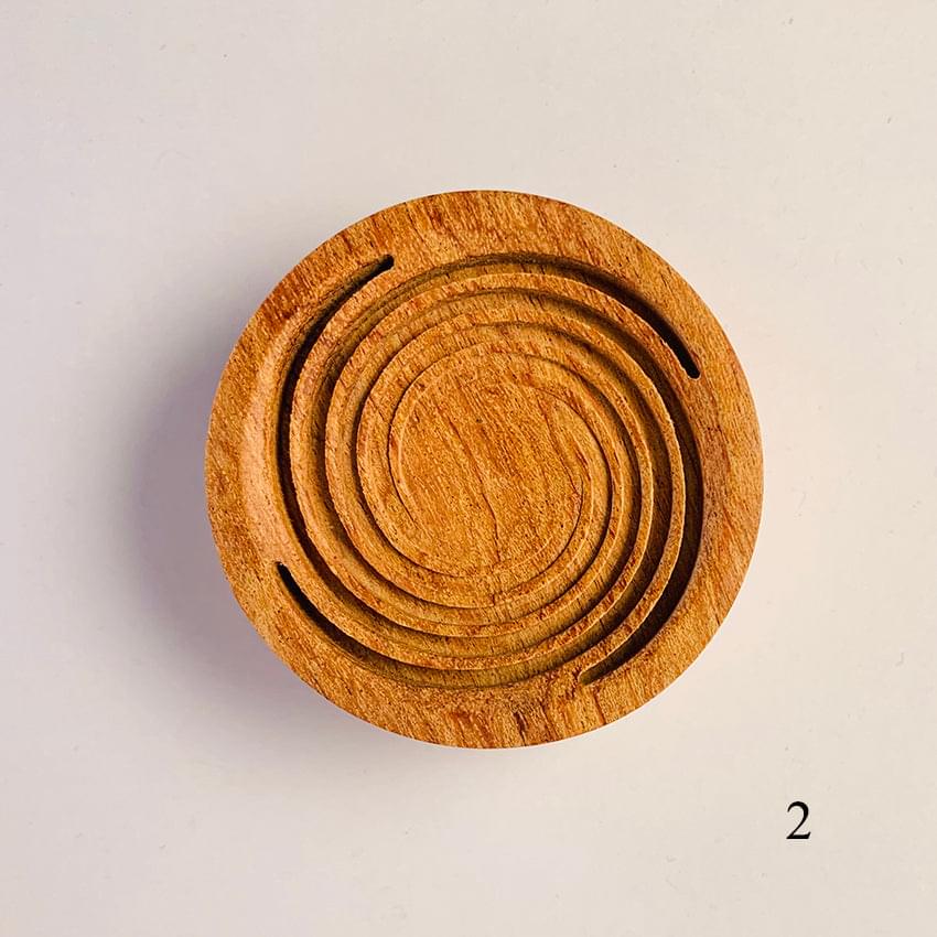Round wooden diffuser lid with concentric ring grooves and two curved slits