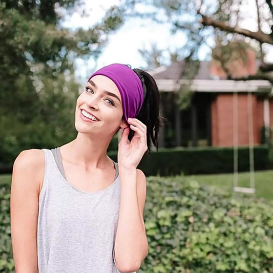 Elastic headband in purple, worn on hair and forehead