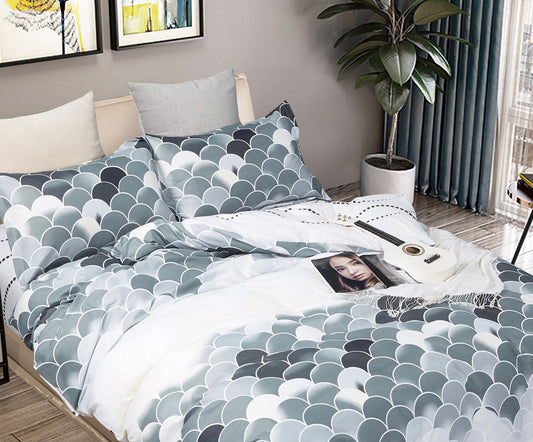 Super king quilt/duvet cover set with light blue and white scallop pattern and pillowcases