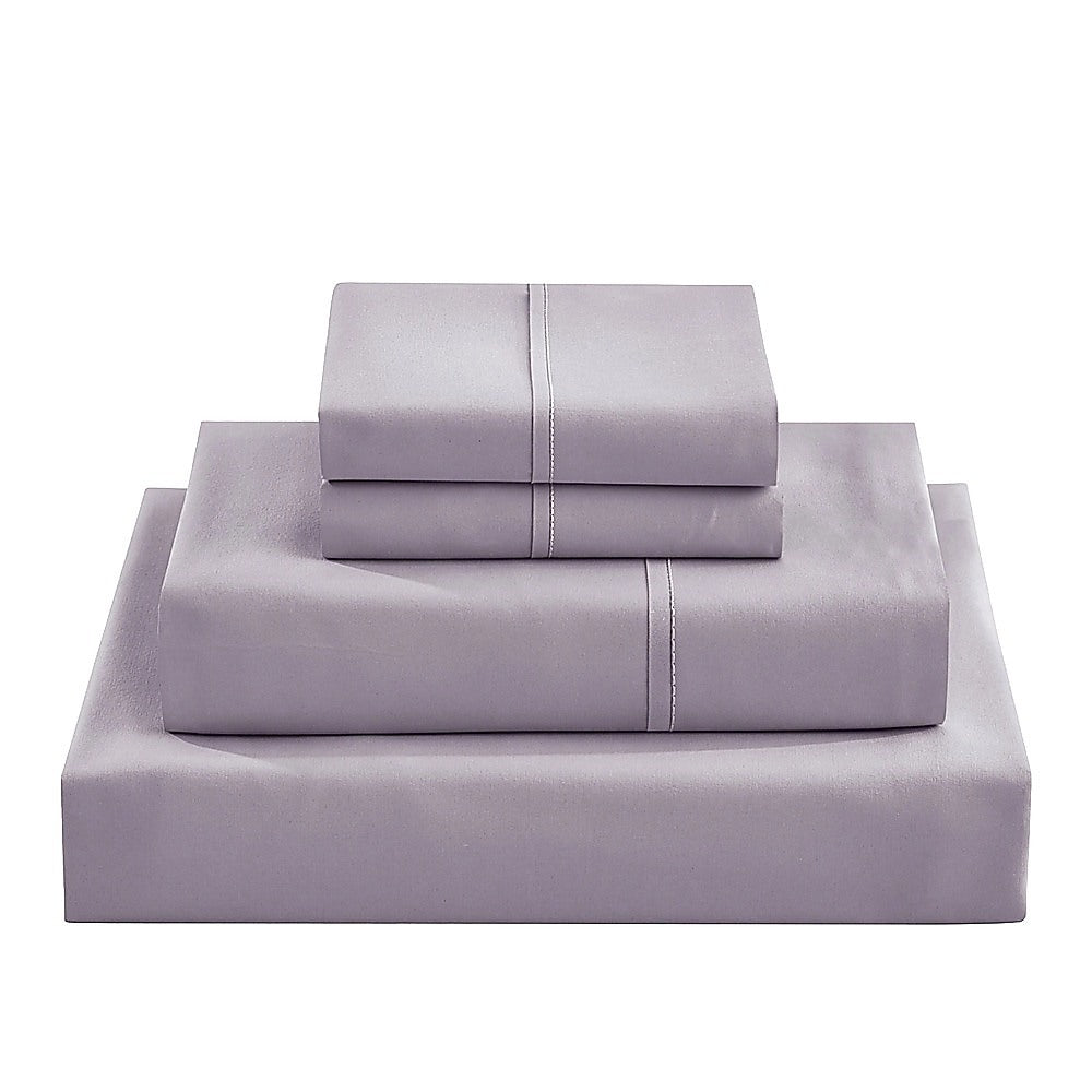 Grey fitted sheet and flat sheet stack with double-stitched seams