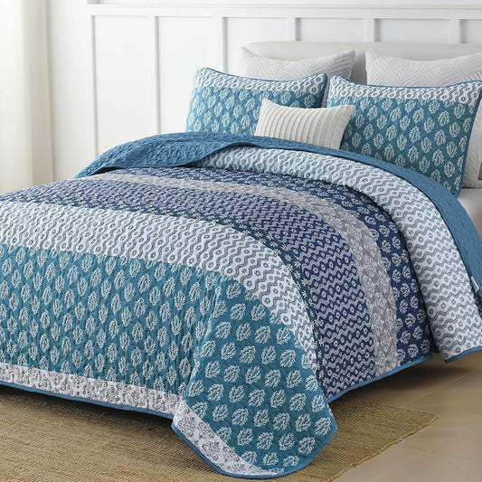 Quilted bedspread and pillow cover set with blue hydrangea pattern