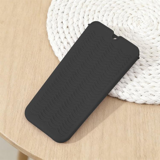 Wavy silicone anti-scalding mat with hanging tab, dark gray/black.