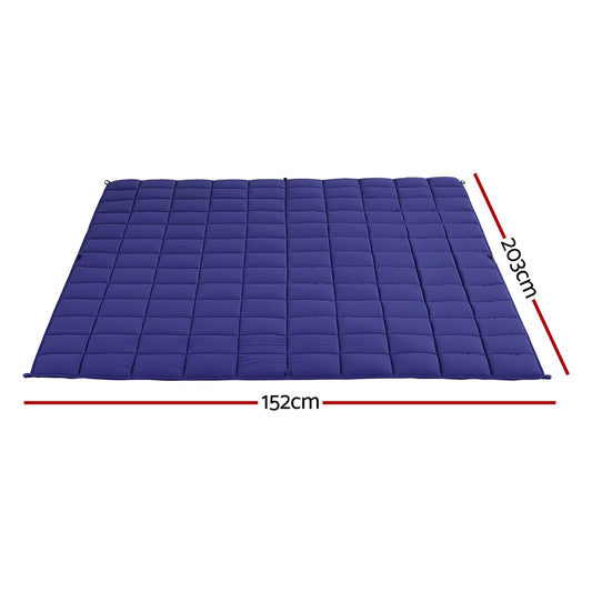 Blue weighted blanket with quilted grid, size 152 x 205 cm.