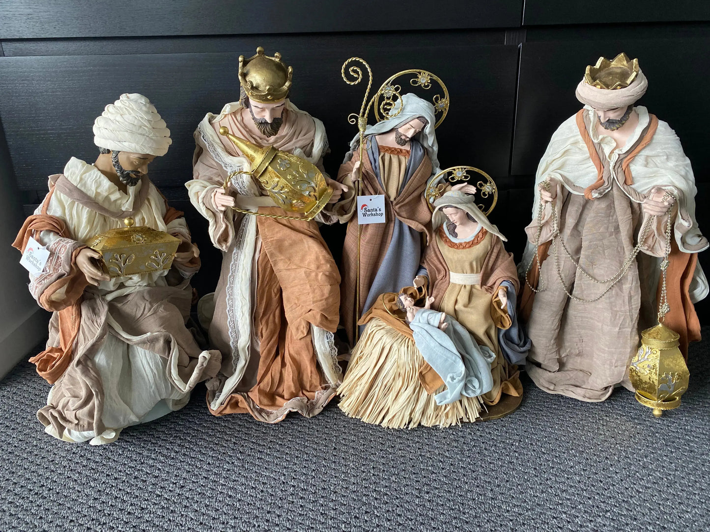 18.75”Christmas Nativity 20.25”set / scene with manger  -51 cm